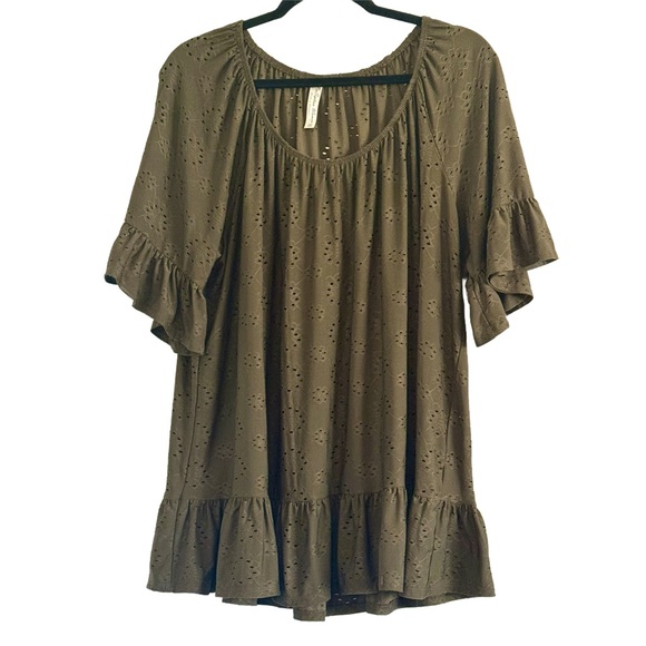 ☘️ 3 for $17 ☘️ PerSeption Women Dark Olive Green Eyelit Ruffle Top - Picture 8 of 8